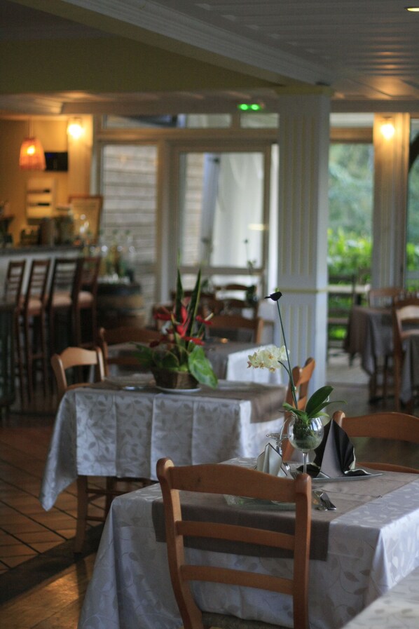 Se sirven desayunos, comidas, cenas y cocina local e internacional