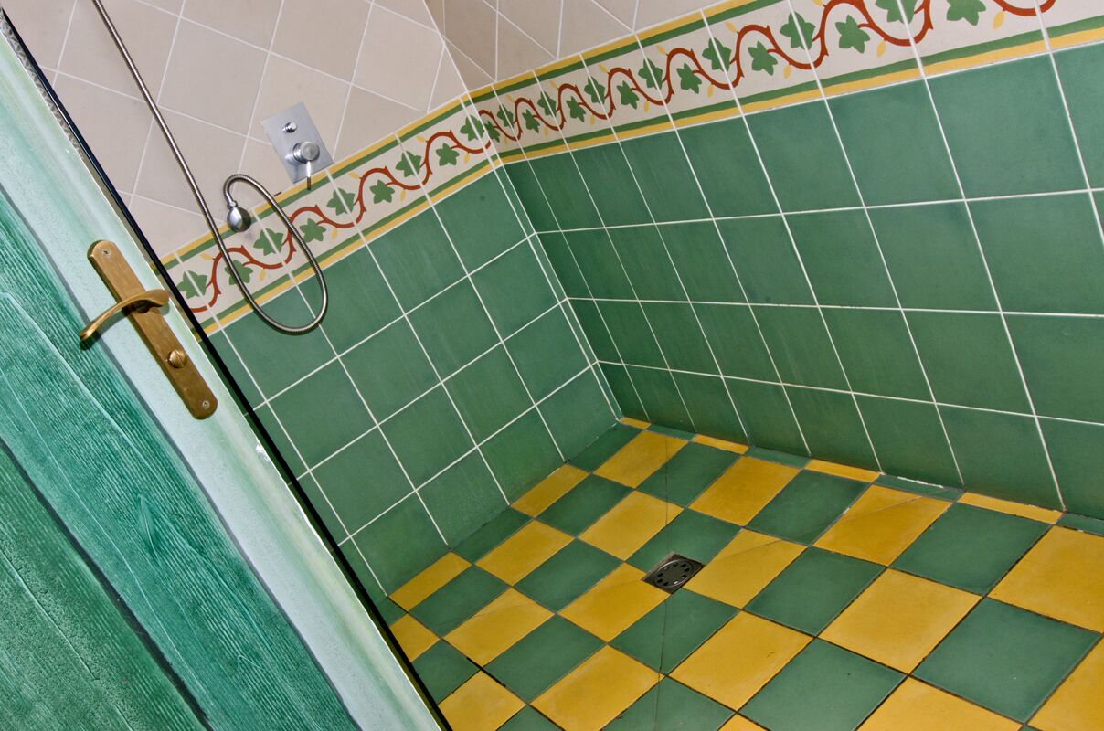 double room, 1 queen bed, non smoking | bathroom | shower, rainfall showerhead, free toiletries, hair dryer