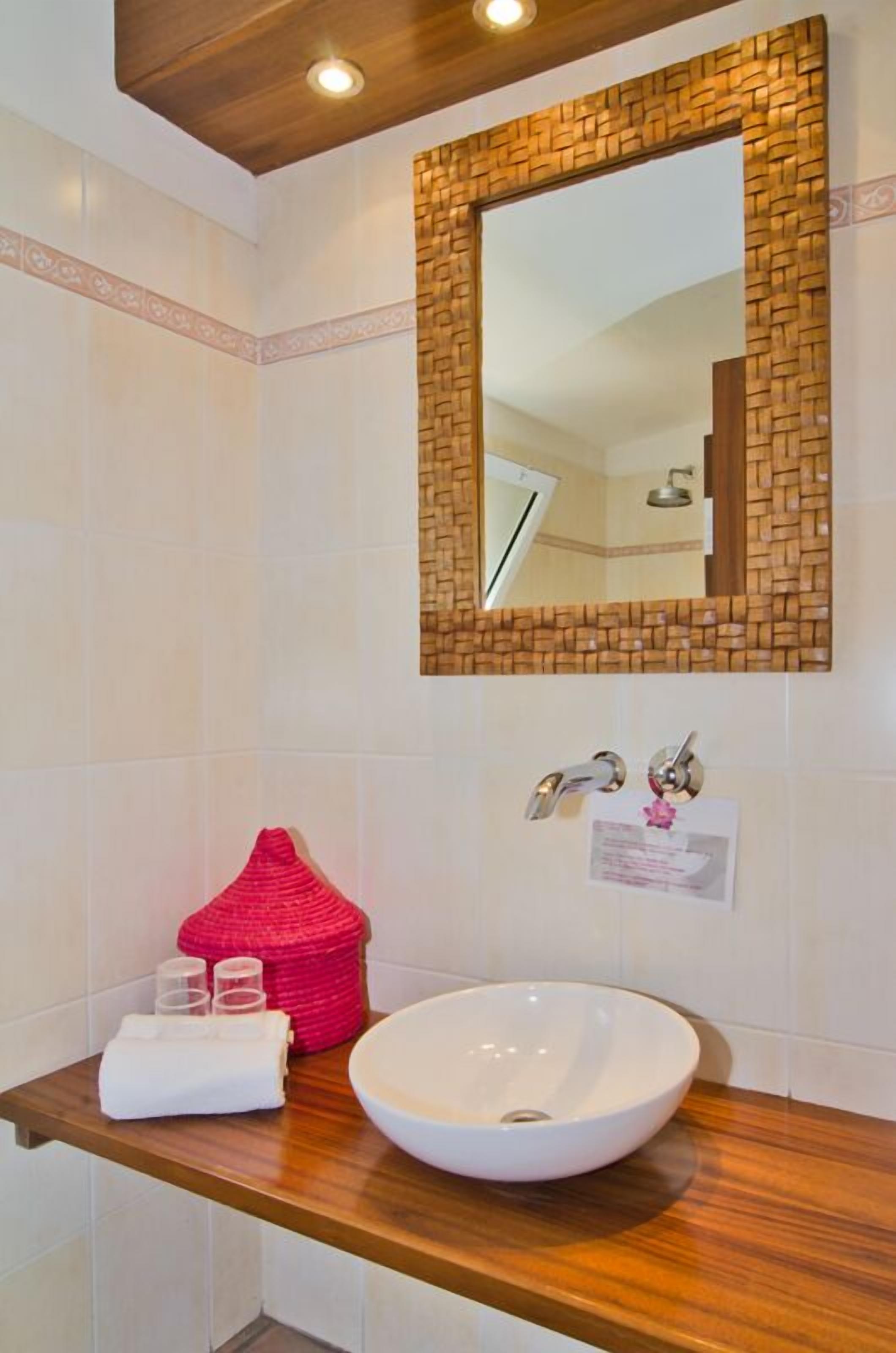 double room, 1 queen bed, non smoking | bathroom | shower, rainfall showerhead, free toiletries, hair dryer