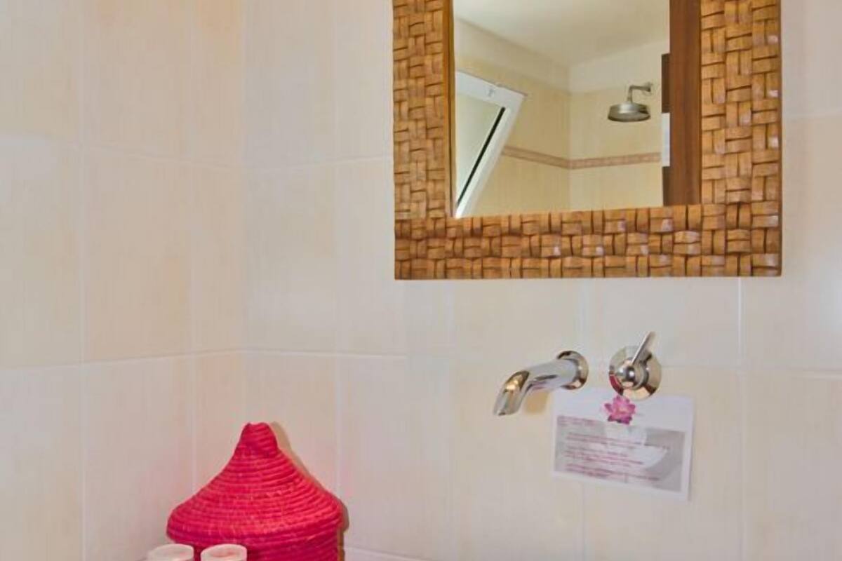 double room, 1 queen bed, non smoking | bathroom | shower, rainfall showerhead, free toiletries, hair dryer