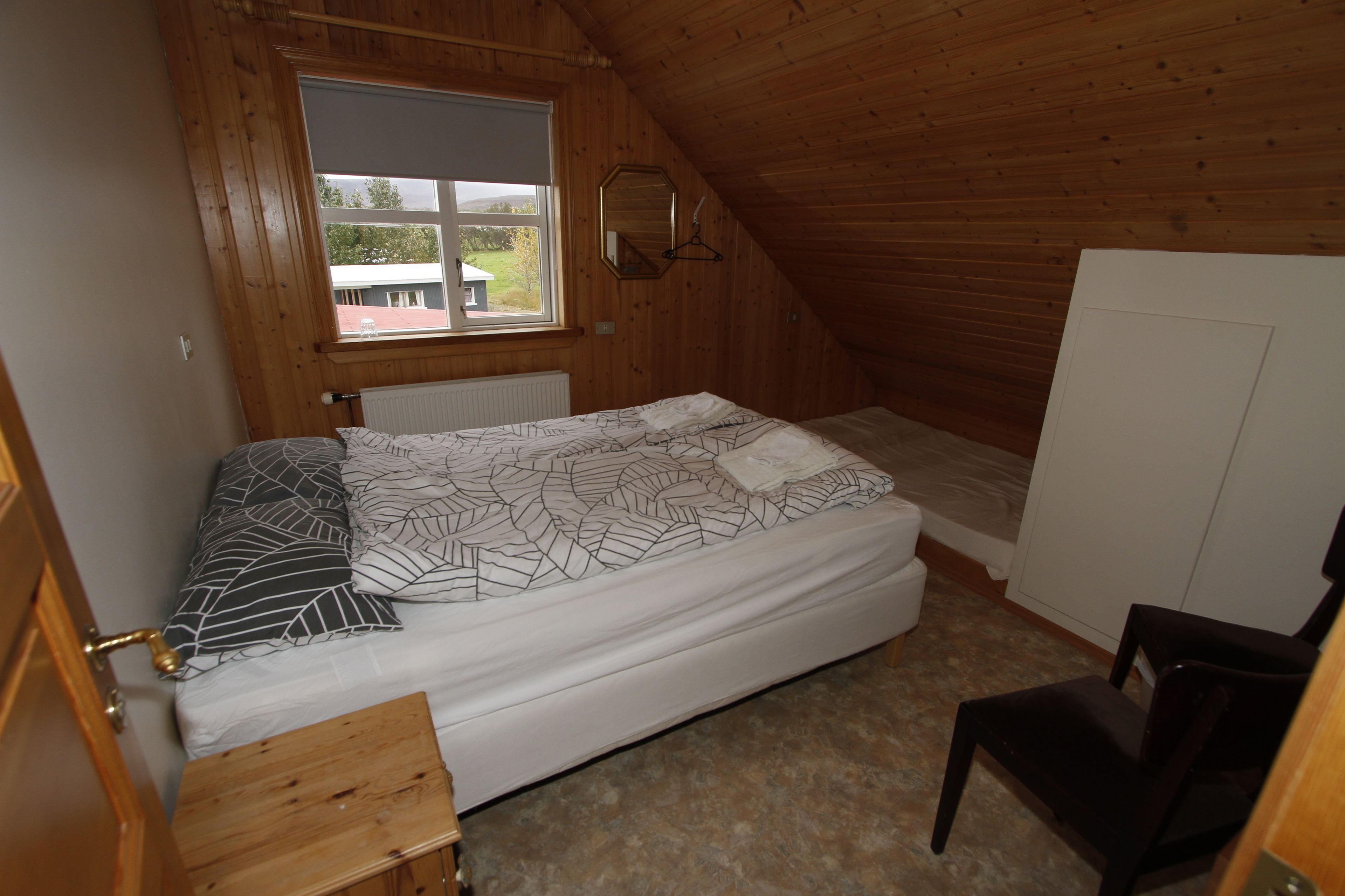 Chambre Double, salle de bains commune | Rideaux occultants, fer et planche à repasser, lits bébé (gratuits)