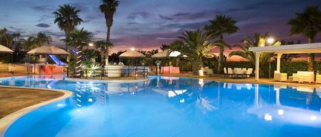 季节性开放的室外游泳池,10:30 至 18:30 开放,日光浴躺椅