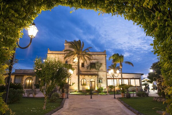 Front of property - evening/night - Masseria Grottella (Avetrana)