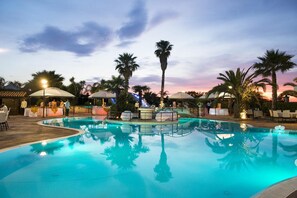 Seasonal outdoor pool, open 10:30 AM to 6:30 PM, sun loungers - Masseria Grottella (Avetrana)