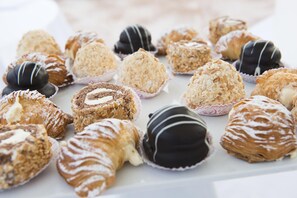 A variety of pastries and desserts arranged on a table. - Masseria Grottella (Avetrana)
