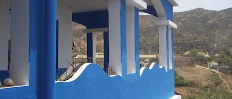 Vista frontal de la propiedad