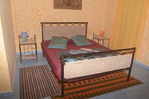 雙人房 | 高級寢具、迷你吧、書桌、免費無線上網