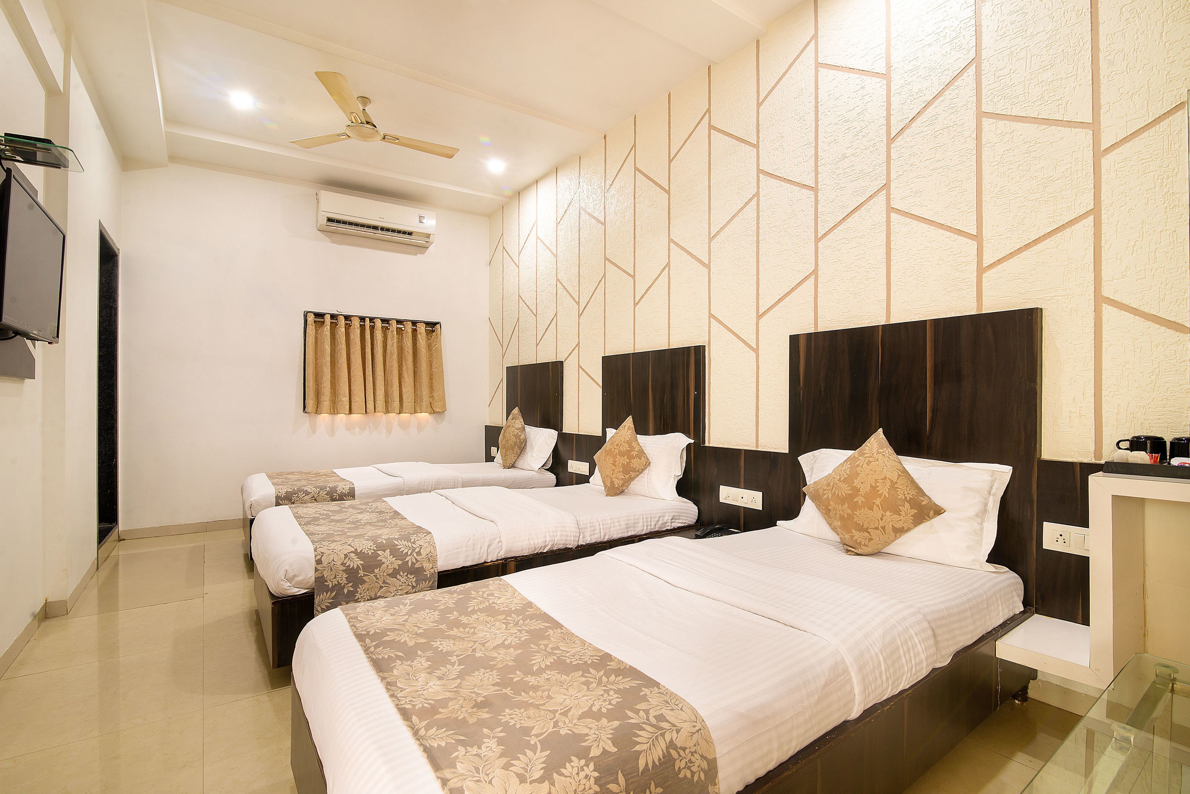 Superior Double Room | In-room safe, desk, soundproofing, rollaway beds