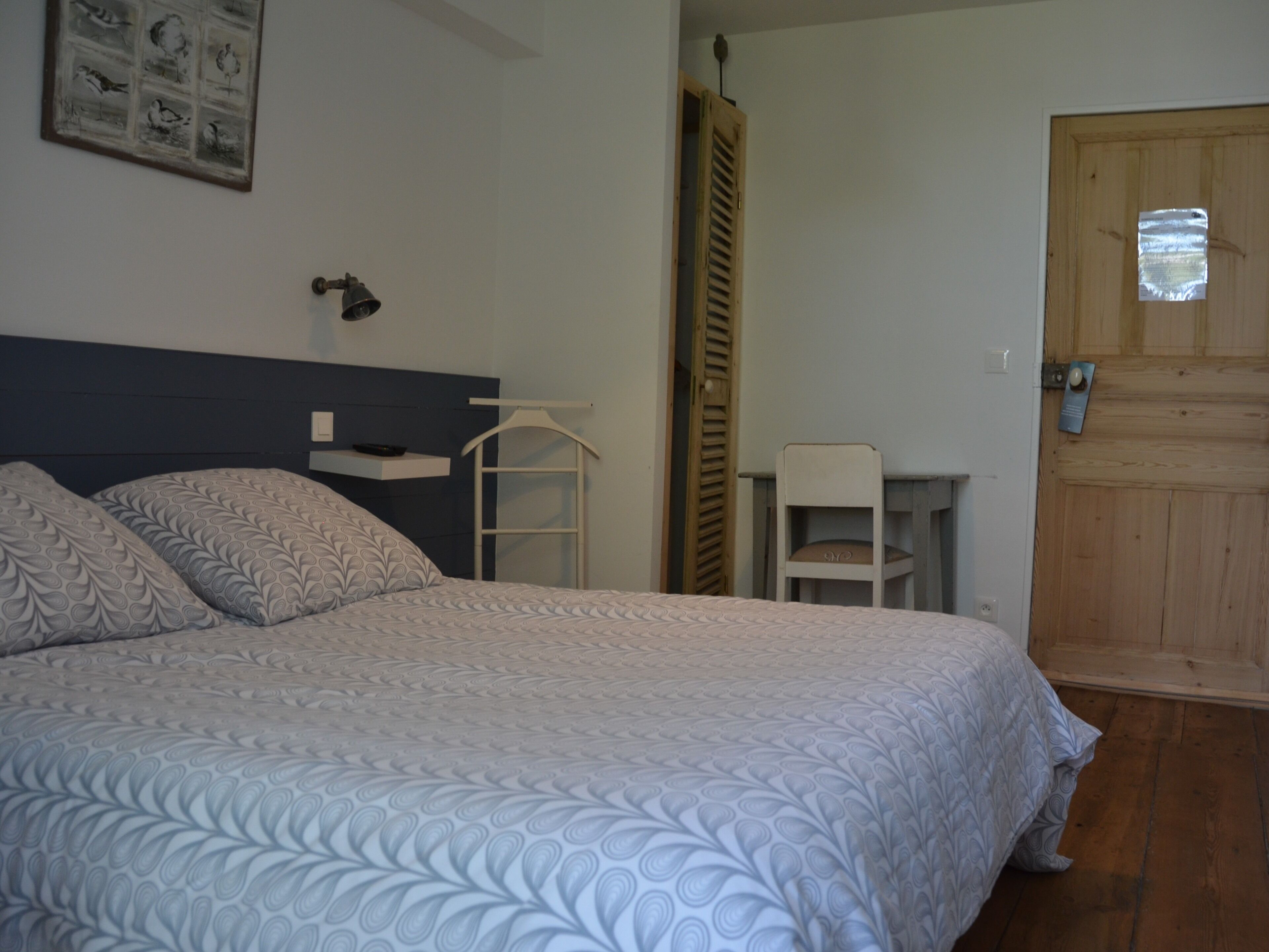 Ein Schlafzimmer mit einem Bett, einem Schreibtisch und einem Stuhl.
