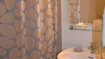 Double Room | Bathroom | Shower, free toiletries, hair dryer, towels