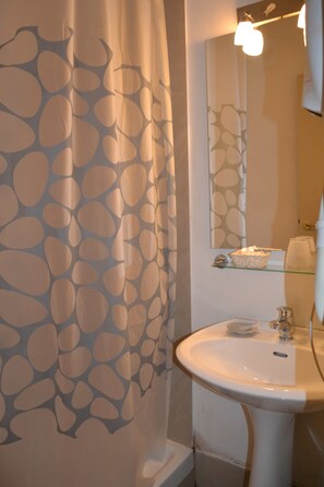 Quarto casal | Banheiro | Chuveiro, produtos de toalete grátis, secador de cabelo 