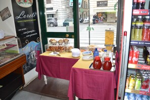Free daily continental breakfast - Hotel Ferraro (Rome)