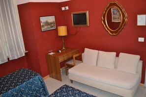 Quadruple Room | In-room safe, desk, soundproofing, free WiFi - Hotel Ferraro (Rome)