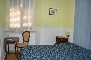 Double Room | In-room safe, desk, soundproofing, free WiFi - Hotel Ferraro (Rome)
