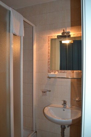 Triple Room | Bathroom | Shower, free toiletries, hair dryer, towels - Hotel Ferraro (Rome)
