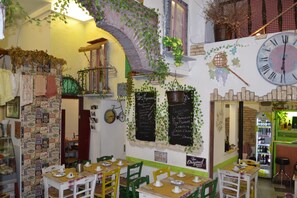 Free daily continental breakfast - Hotel Ferraro (Rome)