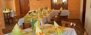 Desayuno buffet (EUR 6 por persona)