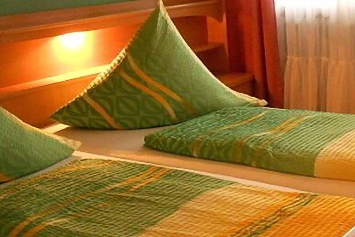 Escritorio, cortinas blackout, wifi gratis y ropa de cama