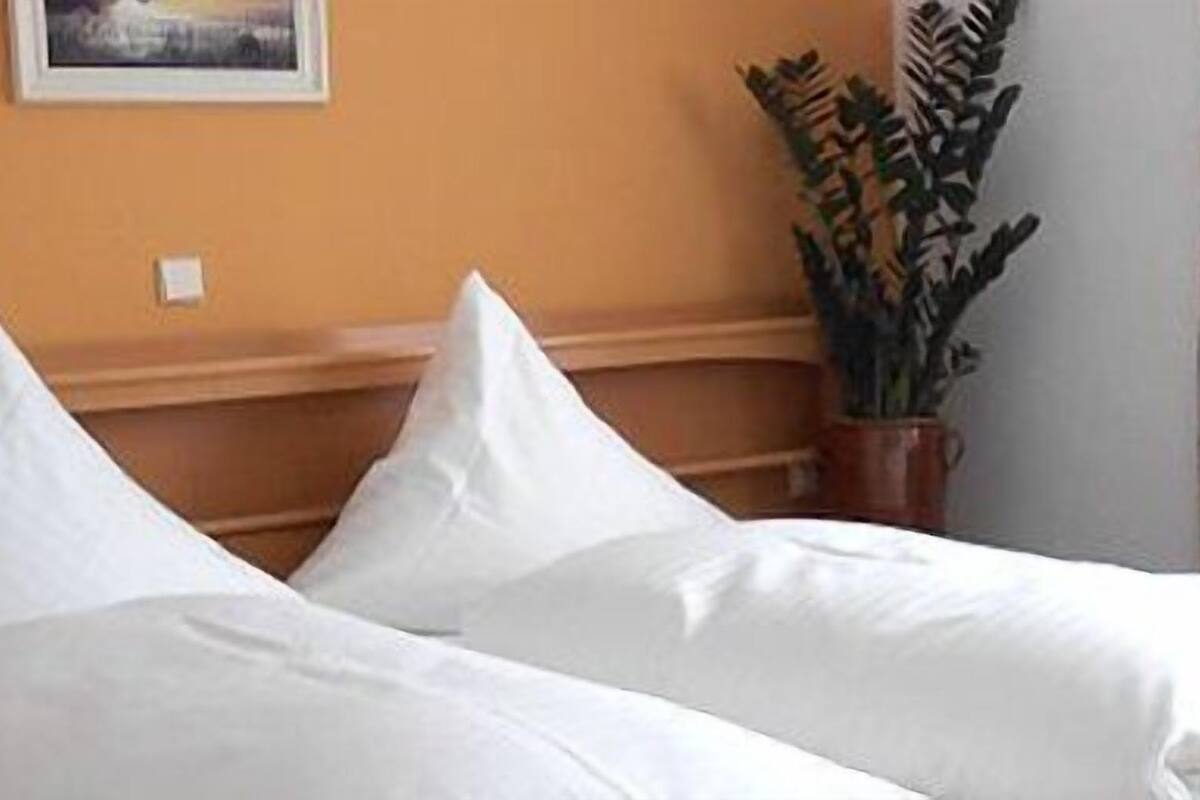 Escritorio, cortinas blackout, wifi gratis y ropa de cama