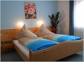 Escritorio, cortinas blackout, wifi gratis y ropa de cama 