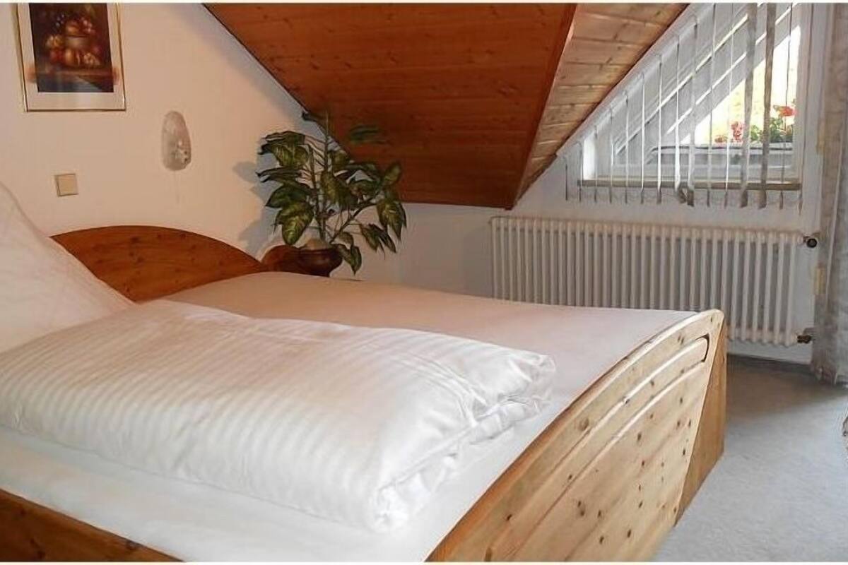 Escritorio, cortinas blackout, wifi gratis y ropa de cama