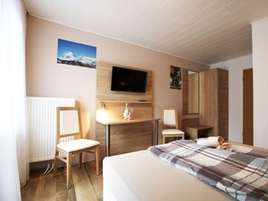 Desk, laptop workspace, blackout drapes, soundproofing - Pension Yak und Yeti (Bad Honnef)