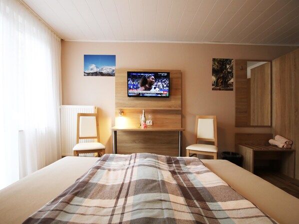 Desk, laptop workspace, blackout drapes, soundproofing - Pension Yak und Yeti (Bad Honnef)