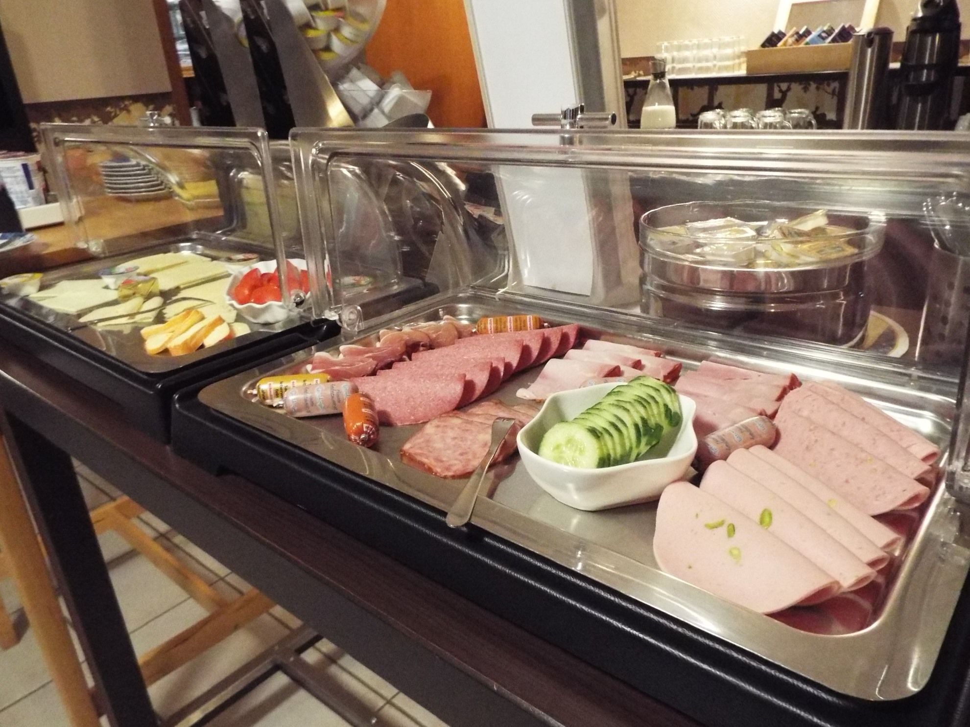 Ein Buffet mit verschiedenen Fleisch-, Käse- und Gurkenschnitten.