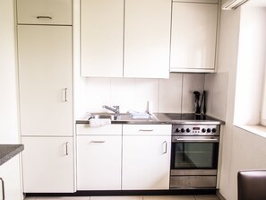 Full-sized fridge, oven, stovetop, espresso maker - City Stay Apartments Ringstrasse (Wangen-Brüttisellen)