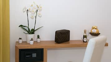 Minibar, caja de seguridad en la habitación y escritorio
