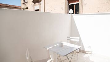 Kahden hengen deluxe-huone, parveke | Terassi/patio