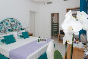 Minibar, in-room safe, desk, blackout curtains - Sorrento Stylish Rooms (Sorrento)