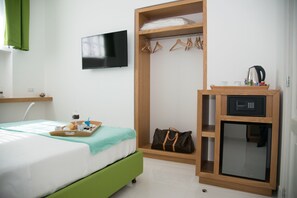 Deluxe Double Room | Minibar, in-room safe, desk, blackout curtains - Sorrento Stylish Rooms (Sorrento)