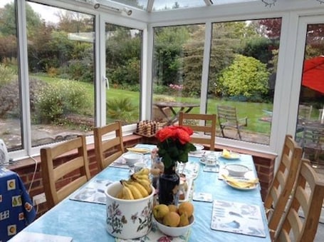 ๋งค์ผ ํ ๋ธ๋ ํผ์คํธ ๋ฌด๋ฃ ์์นจ ์์ฌ ํฌํจ