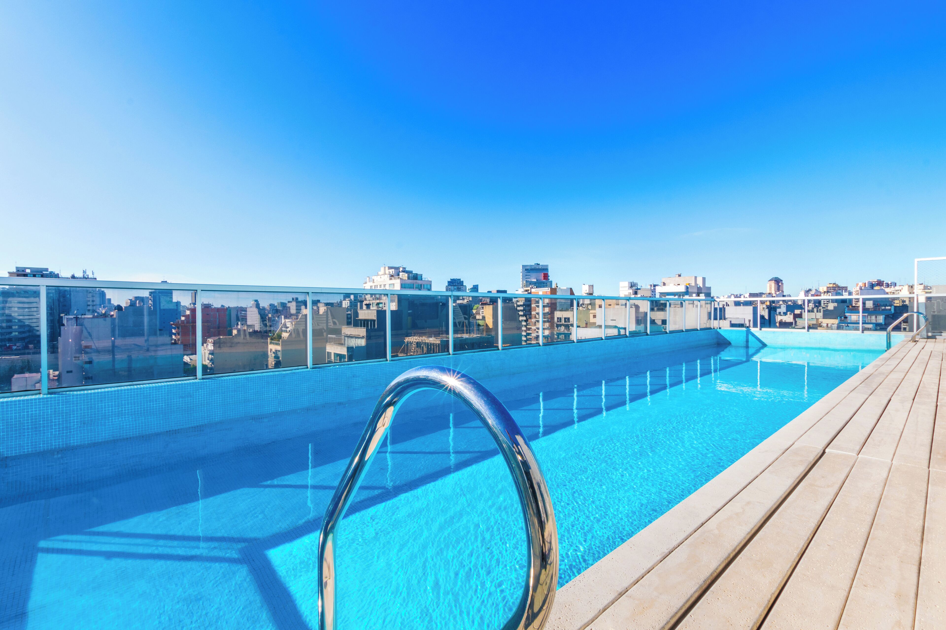 Piscine extérieure (ouverte en saison), chaises longues