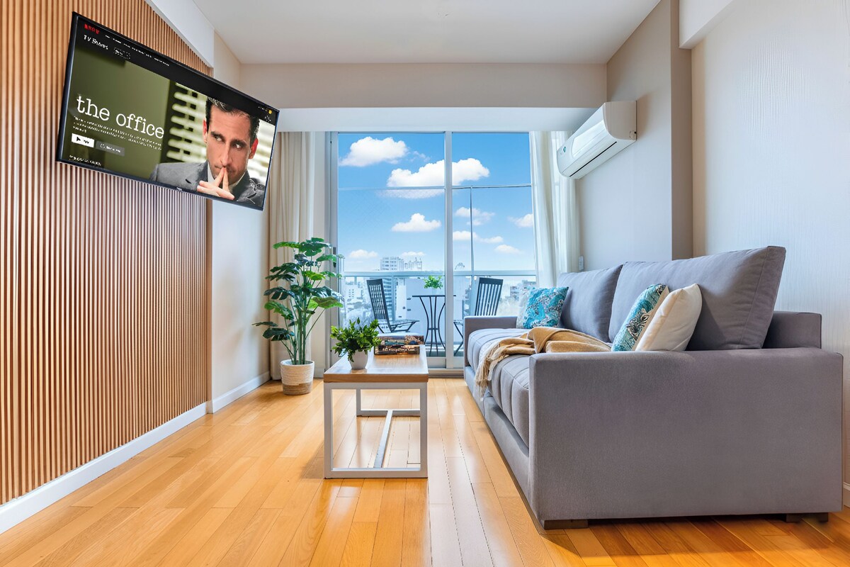 Leilighet | Oppholdsområde | En 43-tommers smart-TV med kabel-kanaler samt TV