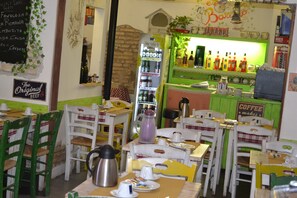 Free daily continental breakfast - Suites Imperiali Guest House (Rome)