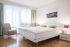 Daunenbettdecken, Schreibtisch, Verdunkelungsvorhänge