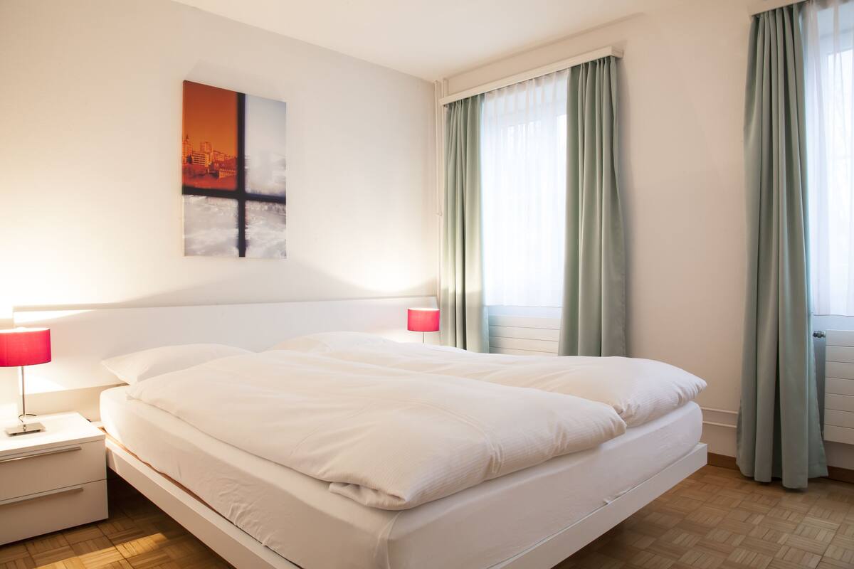 Deluxe-Apartment | Daunenbettdecken, Schreibtisch, Verdunkelungsvorhänge