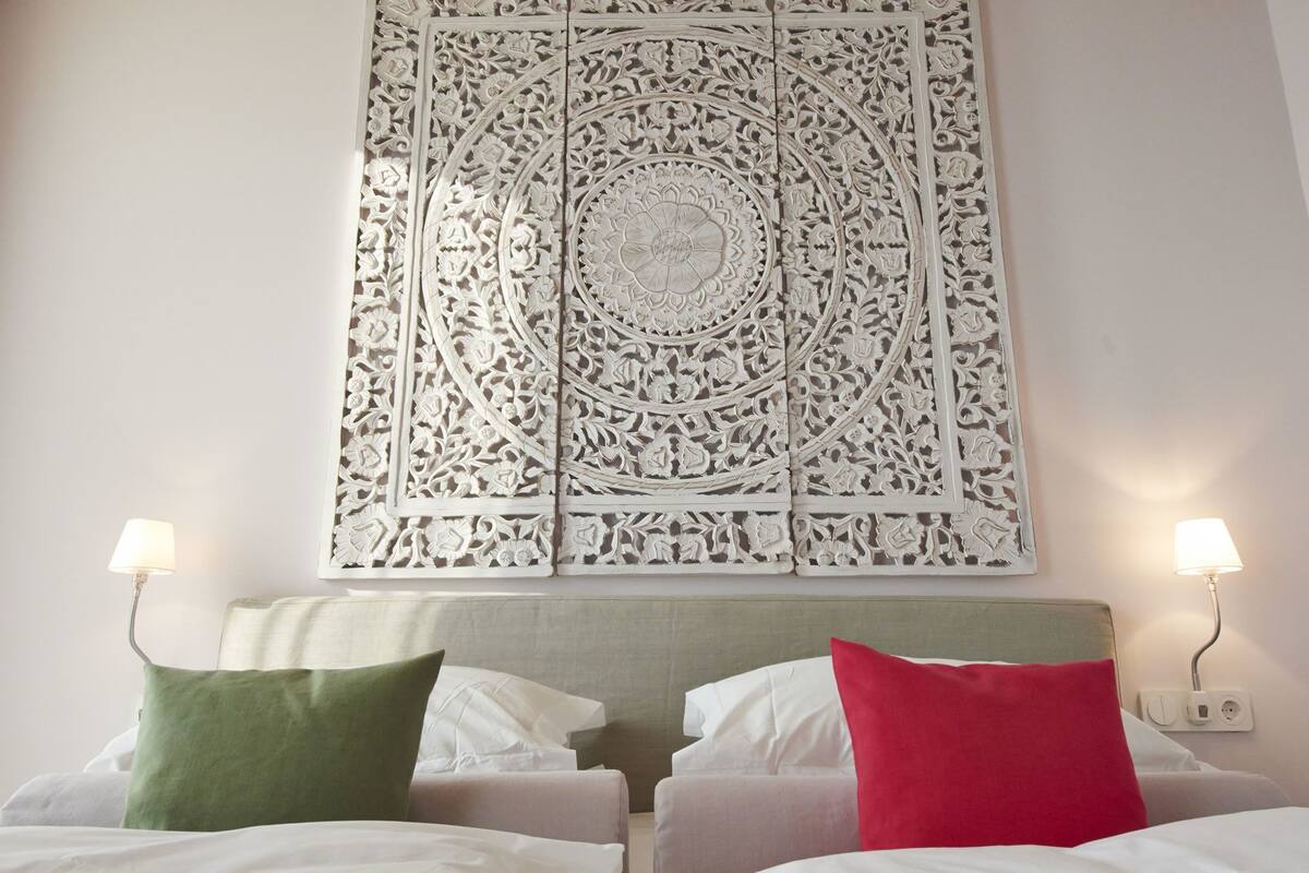 Habitación doble Deluxe | Cortinas blackout, tabla de planchar con plancha, cunas y camas extra