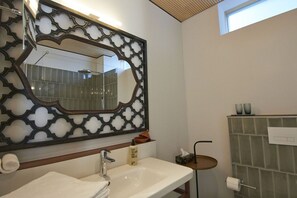 Habitación doble Deluxe | Baño | Regadera, regadera tipo lluvia, amenidades de baño gratuitas