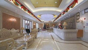 Un hall de lujo con muebles ornamentados, una recepción y un árbol de Navidad.