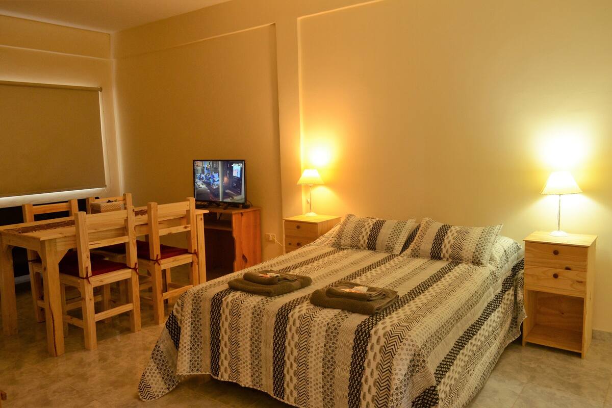 Căn hộ phong cách cổ điển, 1 giường đôi và sofa giường, không hút thuốc, phòng tắm riêng | Trang trí khác biệt, trang bị nội thất với thiết kế riêng biệt