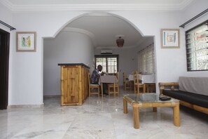 Coin salon dans le hall