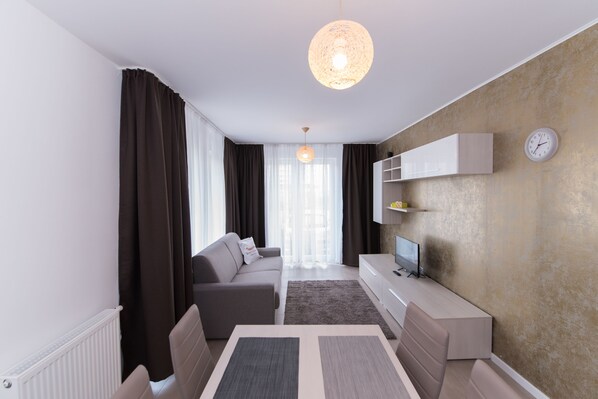 Apartment 3(4ad) | Living room | 80-cm flat-screen TV with cable channels, plasma TV - Thomas Apartments (Brasov)