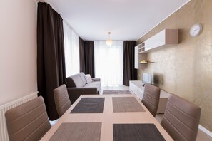 Fridge, microwave, oven, stovetop - Thomas Apartments (Brasov)