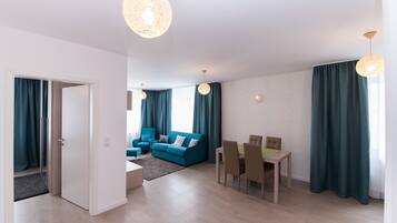 Apartment 4(4ad) | Living area | 80-cm flat-screen TV with cable channels, plasma TV