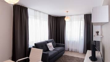 Apartment 3(4ad) | Living room | 80-cm flat-screen TV with cable channels, plasma TV