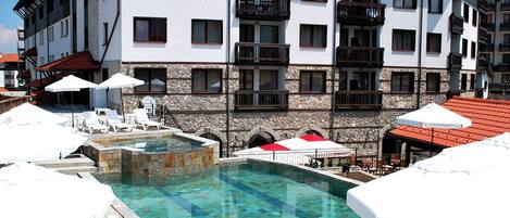 Innenpool, Außenpool (je nach Saison geöffnet), Liegestühle