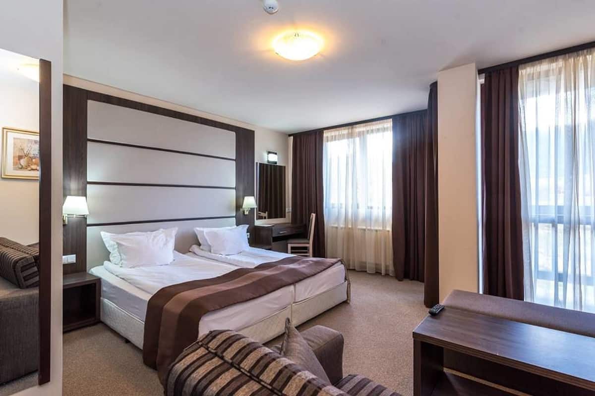 Habitación doble Deluxe (3 Adults) | Minibar, escritorio, insonorización y cunas